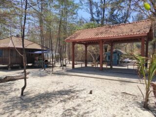 Tempat santai Pulau Cemara Besar Karimunjawa