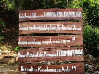 Menjaga kebersihan Lokasi Wisata Karimunjawa Pantai Kanjen